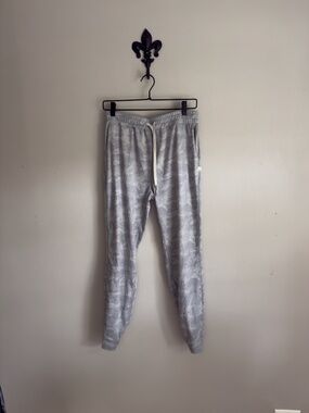 VUORI PERFORMANCE JOGGER — GRAY CAMO — M